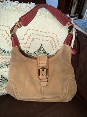 Vintage Coach Hamptons 7472 suede hobo bag, beige with a buckle closure